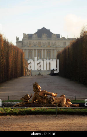 Eine goldene Statue der Ceres, die römische Göttin der Ernten und Mais auf dem Gelände des Schlosses Versasailles, Paris, Frankreich Stockfoto