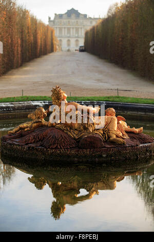 Eine goldene Statue der Ceres, die römische Göttin der Ernten und Mais auf dem Gelände des Schlosses Versasailles, Paris, Frankreich Stockfoto