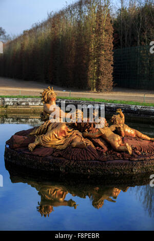 Eine goldene Statue der Ceres, die römische Göttin der Ernten und Mais auf dem Gelände des Schlosses Versasailles, Paris, Frankreich Stockfoto