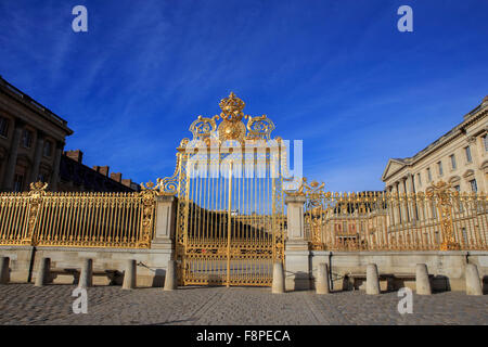 Der vordere Eingang zum Schloss Versaille, am Stadtrand von Paris, Frankreich Stockfoto