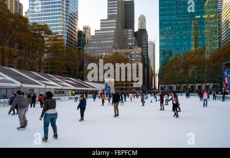 Die Eisbahn bei der Bank of America Winterdorf im Bryant Park Stockfoto