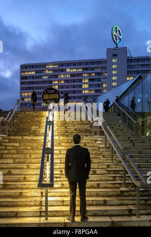 Man wartet auf die Treppe, Bikini-Shopping-Mall, Berlin, Deutschland Stockfoto