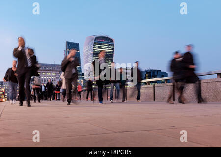 Pendler nach der Arbeit, City of London, England Stockfoto