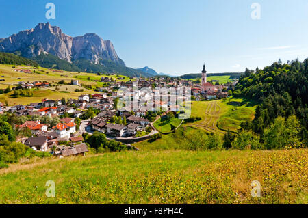 Schlern/Schlern und die Stadt von Castlerotto/Kastelruth Alpe di Siusi und Umgebung der Dolomiten, Italien, Sommer Stockfoto