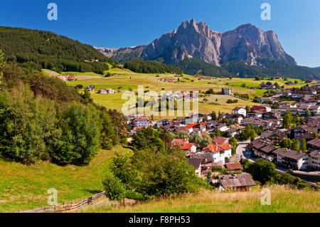 Schlern/Schlern und die Stadt von Castlerotto/Kastelruth Alpe di Siusi und Umgebung der Dolomiten, Italien, Sommer Stockfoto