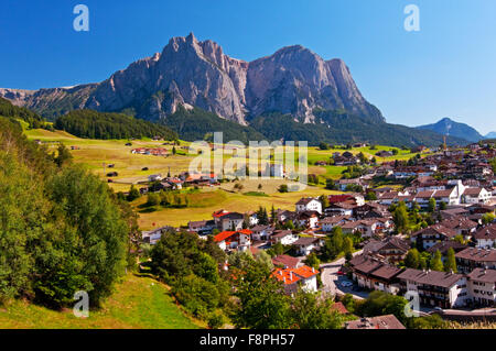 Schlern/Schlern und die Stadt von Castlerotto/Kastelruth Alpe di Siusi und Umgebung der Dolomiten, Italien, Sommer Stockfoto