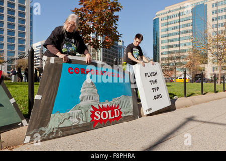 Klima-Aktivisten Vorbereitung Anzeichen für TPP protestieren - 16. November 2015, Washington, DC USA Stockfoto