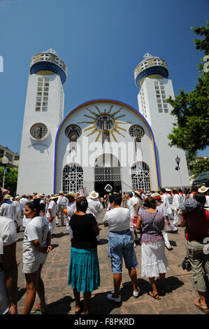 Indische Tänzerinnen vor katholische Kirche auf dem Zocalo, Acapulco, Mexiko. Nuestra Senora De La Soledad Kirche. Stockfoto