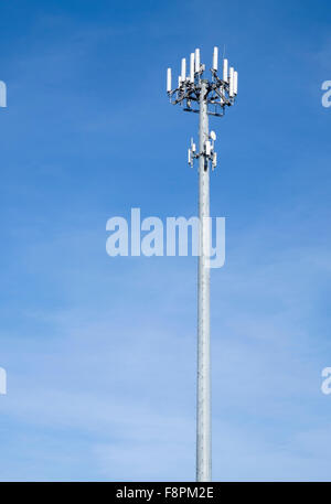 Handy Turm mast Pol mit mehreren Antennen Stockfoto