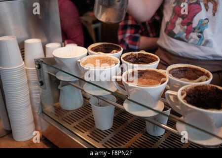 Barista, die Zubereitung von Kaffee im Café Artisan, London, England Stockfoto