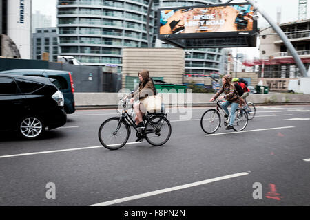 Radfahrer, die Beschleunigung auf Old Street, Kreisverkehr, geschäftigen London Road, London, England Stockfoto