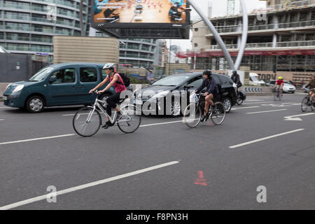 Radfahrer, die Beschleunigung auf Old Street, Kreisverkehr, geschäftigen London Road, London, England Stockfoto