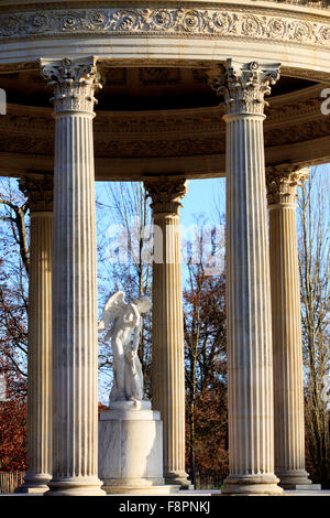 Die Statue von Amor von Mouchy auf dem Display in den Tempel der Liebe im englischen Garten in das Petit Trianon, Versailles Stockfoto