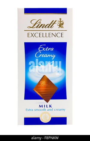 Bar von Lindt Excellence Extra cremig Vollmilchschokolade auf einem weißen Hintergrund Stockfoto