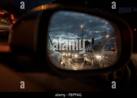 Rückspiegel-Heavy Traffic auf M25, London, England Stockfoto