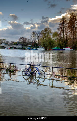 Verlassene Fahrrad während der Flut in Richmond-Upon-Thames, Greater London, England Stockfoto