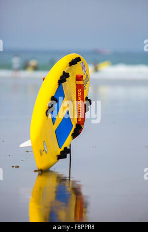 Ein Rettungsschwimmer Rescue-Board von der Royal National Lifeboat Institution auf Polzeath Strand, Cornwall UK Stockfoto