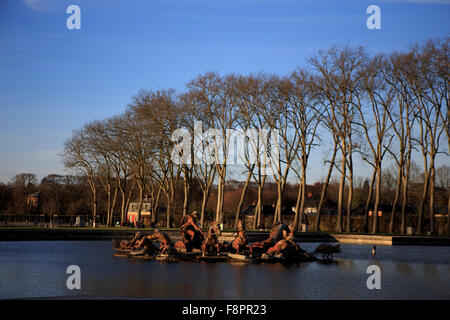 Am späten Nachmittag Sonne schlägt der Apollo-Brunnen auf dem Gelände des Schlosses von Versailles, am Stadtrand von Paris, Frankreich Stockfoto