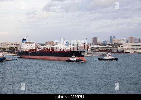 Öl-Chemikalientanker "Übersee Tampa" verlassen ihren Liegeplatz in Port Everglades Florida USA Stockfoto