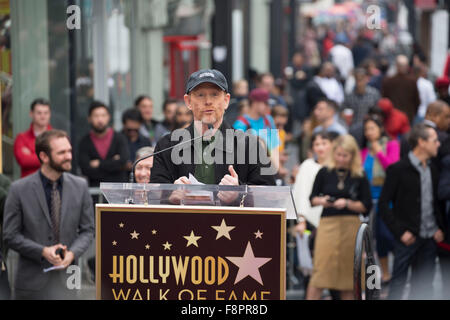 Los Angeles, Kalifornien, USA. 10. Dezember 2015. Regisseur Ron Howard spricht auf dem Hollywood Walk of Fame in Hollywood, Kalifornien, 10. Dezember 2015. Howard erhielt 2,568th Stern auf dem Hollywood Walk of Fame Donnerstag. Bildnachweis: Xu Yuanda/Xinhua/Alamy Live-Nachrichten Stockfoto