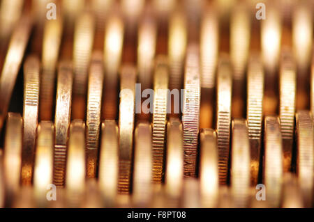 Nahaufnahme von Goldmünzen in Reihen Stockfoto