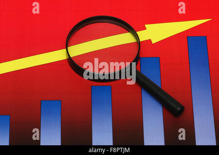 Studium der Geschäftschancen - Lupen über die Balkendiagramme Stockfoto