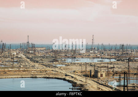 Viele Öl-Bohrtürme am Ufer in der Nähe von Baku, Aserbaidschan Stockfoto
