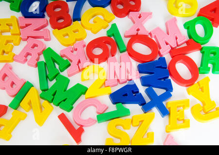 Kinder-Buchstaben und Ziffern auf dem Tisch Stockfoto