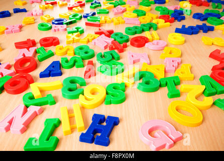 Kinder-Buchstaben und Ziffern auf dem Tisch Stockfoto