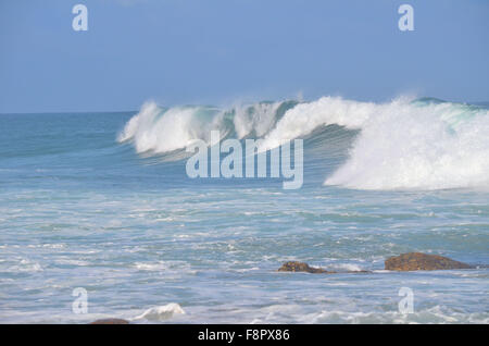 Big-Wave-Bremsen in blau und weiß Stockfoto