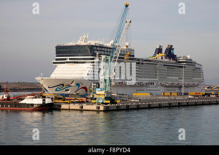 Die riesige Norwegian Epic Kreuzfahrt Schiff vertäut im Hafen von Civitavecchia Italien neben Stockfoto