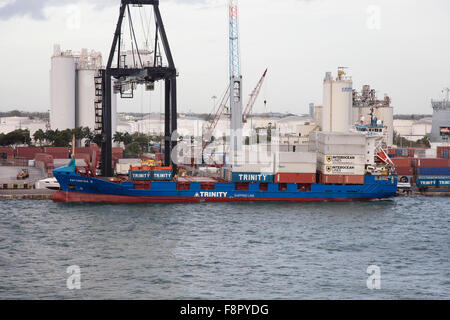 Containerschiff "Katharina B' festgemacht in Port Everglades Harbor, Florida, USA Stockfoto