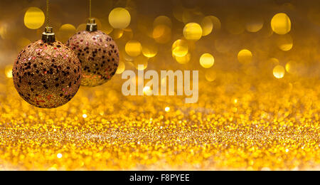 Weihnachten Hintergrund mit Kugeln von goldener Farbe Stockfoto