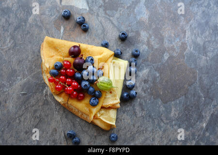 Pfannkuchen mit Beeren auf Schiefer, Lebensmittel-Draufsicht Stockfoto
