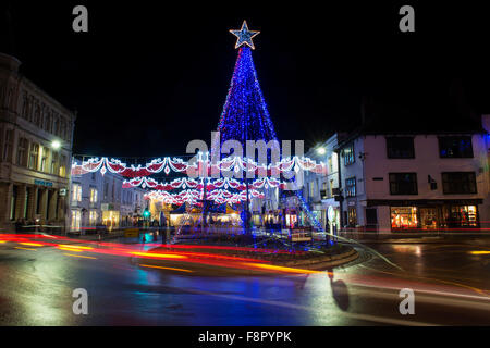 Weihnachtsbeleuchtung und Auto Lichtspuren in der Nacht in Stratford Upon Avon, Warwickshire, England Stockfoto