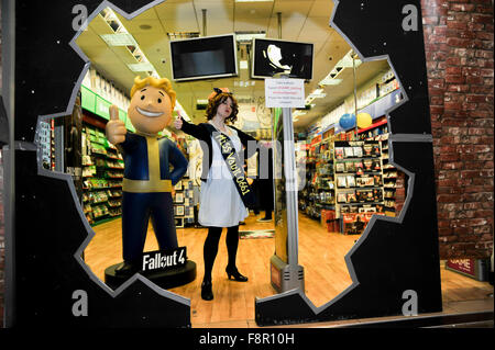 "Fallout 4' video Spielstart das Spiel speichern in der Stierkampfarena Einkaufszentrum wo: Birmingham, Vereinigtes Königreich bei: 9. November 2015 Stockfoto