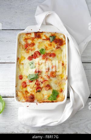 Lasagne in weiß Auflaufform, Ansicht von oben Stockfoto