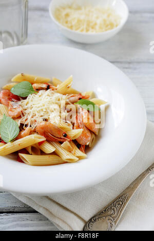 Pasta Penne mit Meeresfrüchten Sauce in Schüssel weiß Stockfoto