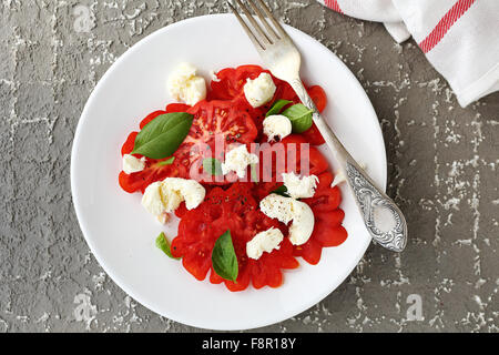 Erbstück-Tomaten-Salat auf Teller, Ansicht von oben Stockfoto