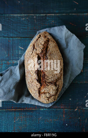 frisches Brot aus Holz Hintergrund oben Stockfoto