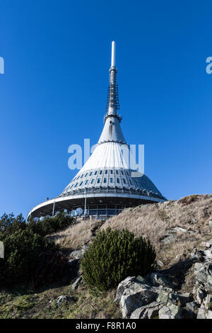 Jeschken Aussichtsturm, Liberec, Böhmen, Tschechien. Schönen sonnigen Tag den Sender auf dem Hügel. Stockfoto