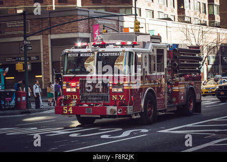 New York - 14. September, Feuerwehr in Mission auf Manhattan Straßen am 14. September 2015. FDNY in 31. Juli 1648 zu etablieren Stockfoto