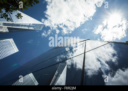 New York City - 14.September: Manhattan Bank of America Tower reflektieren Himmel und Wolken, die aufbauend auf HBO, am 15. September 2015. Stockfoto