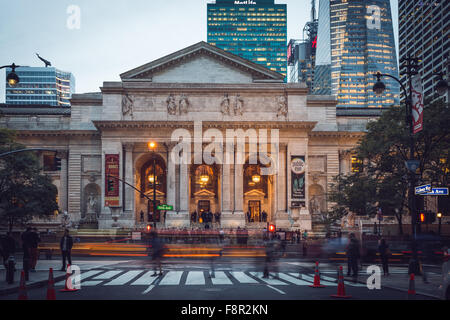 New York - 26. September, Stadtbibliothek Fassade, am 26. September 2015. Die New York Public Library ist eine öffentliche Bibliothek-System ich Stockfoto