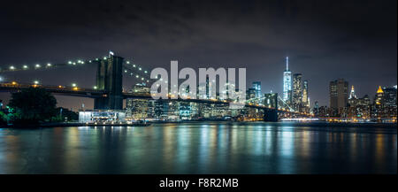 New York City - September 29 Brooklyn Bridge Nacht anzeigen mit Lichter Reflexion im Hudson River am 29. September 2015.Brooklyn B Stockfoto