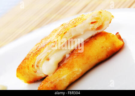 Pudding gefüllte Pfannkuchen auf Teller Stockfoto