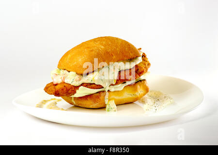 Schnitzelbrot mit Senf Mayonnaise Remoulade auf einem weißen Teller Stockfoto