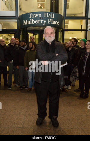 London, UK. 10. Dezember 2015. David Donoghue, des Vereins Spitalfields mit Demonstranten aus der Kampagne "Mehr Licht, mehr Power", die alle eine vorgeschlagene £ 800 Millionen Hochhaus Bishopsgate Güterbahnhof Bebauungsplan gegen Treffen außerhalb Tower Hamlets Rathaus in Mulberry Ort Lobbyarbeit des Rates Planungssitzung. Demonstranten sind Hackney und Tower Hamlets Ratssitzungen an diesem Abend Lobbyarbeit, die müssten das Schema zu genehmigen, wenn es weiter gehen soll. Bildnachweis: London Pix/Alamy Live News Stockfoto