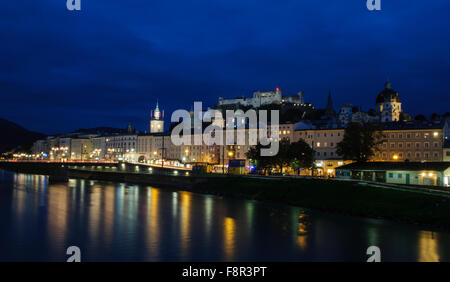 Überblick über Salzburg und Umgebung in der Nacht Altstadt, Salzburg, Österreich Stockfoto