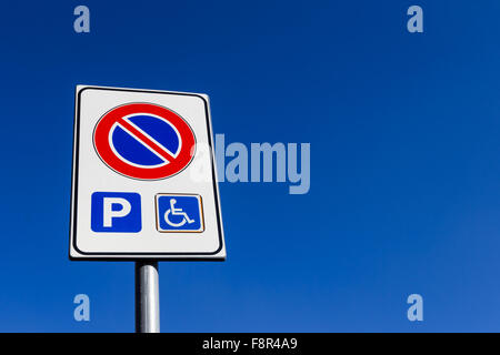 Verkehrszeichen Parkverbot, mit Ausnahme der Träger Handicap. Stockfoto